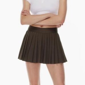 TNA TNActive Pleated Tennis Mini Skort Size Medium. Mocha Brown. Aritzia